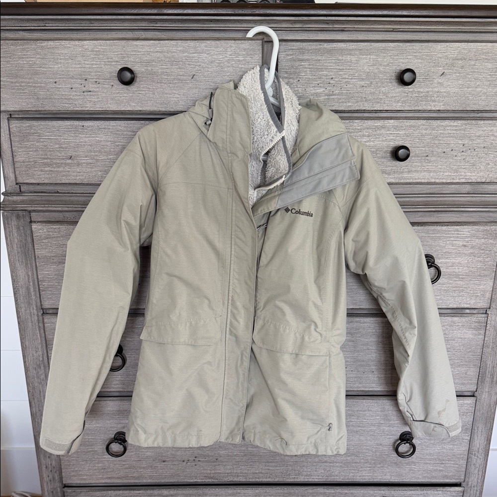 Columbia Women's Hooded Raincoat Ski Jacket in Light Khaki Size Medium